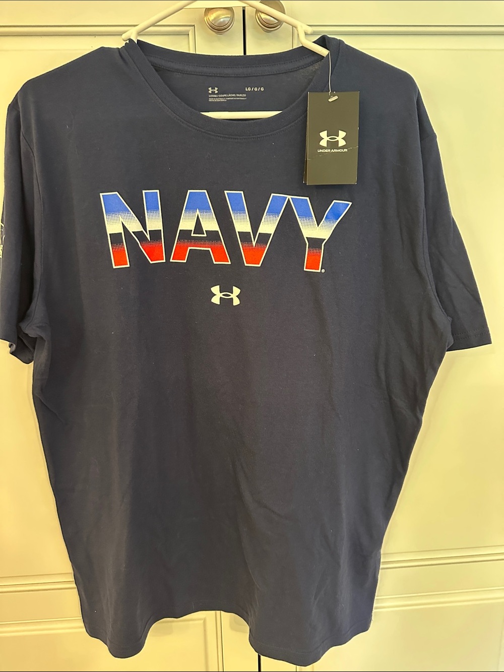 Under Armour Men’s Navy Blue Tee with Gradient Red-White-Blue NAVY Logo. L.. NWT